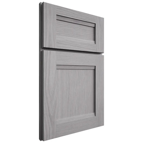 Shiloh Cabinetry Full Overlay Bristol White Oak Plain Cut Stratus Door