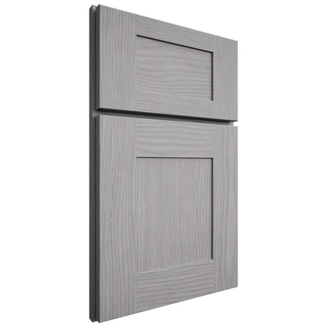 Shiloh Cabinetry Full Overlay Hartford White Oak Plain Cut Stratus Door