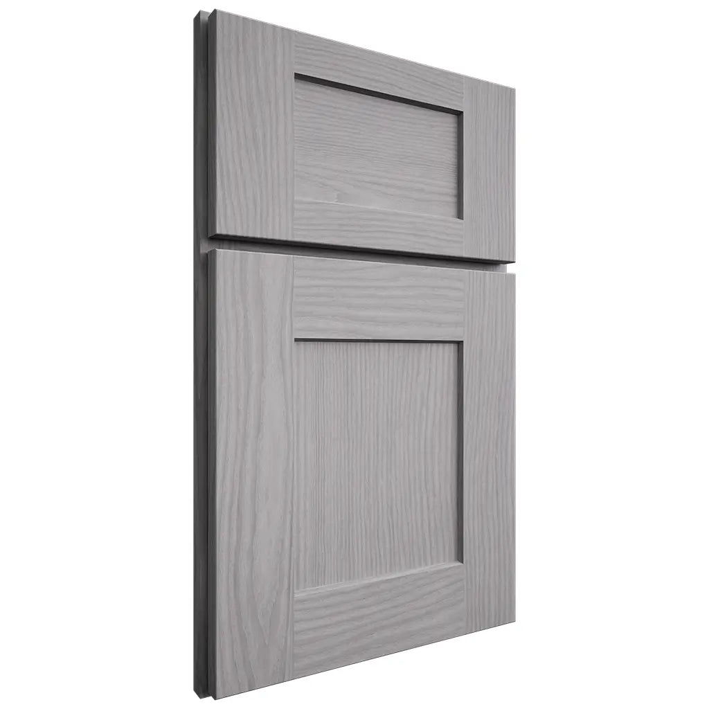 Shiloh Cabinetry Full Overlay Lancaster White Oak Plain Cut Stratus Door