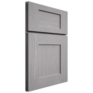 Shiloh Cabinetry Full Overlay Lancaster White Oak Plain Cut Stratus Door