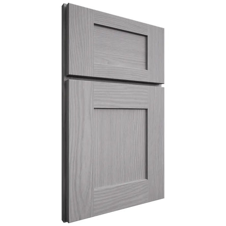 Shiloh Cabinetry Full Overlay Lancaster White Oak Plain Cut Stratus Door