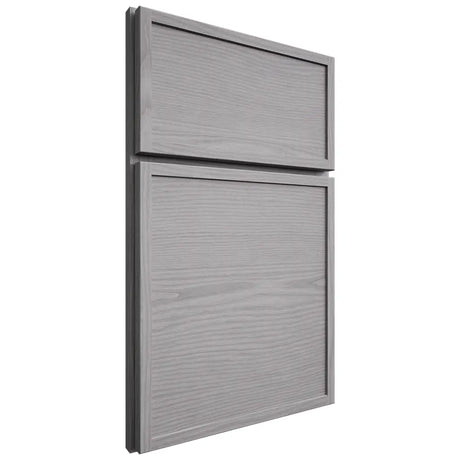 Shiloh Cabinetry Full Overlay Napa Horizontal White Oak Plain Cut Stratus Door