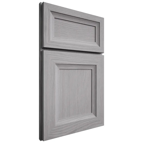 Shiloh Cabinetry Full Overlay Windsor White Oak Plain Cut Stratus Door